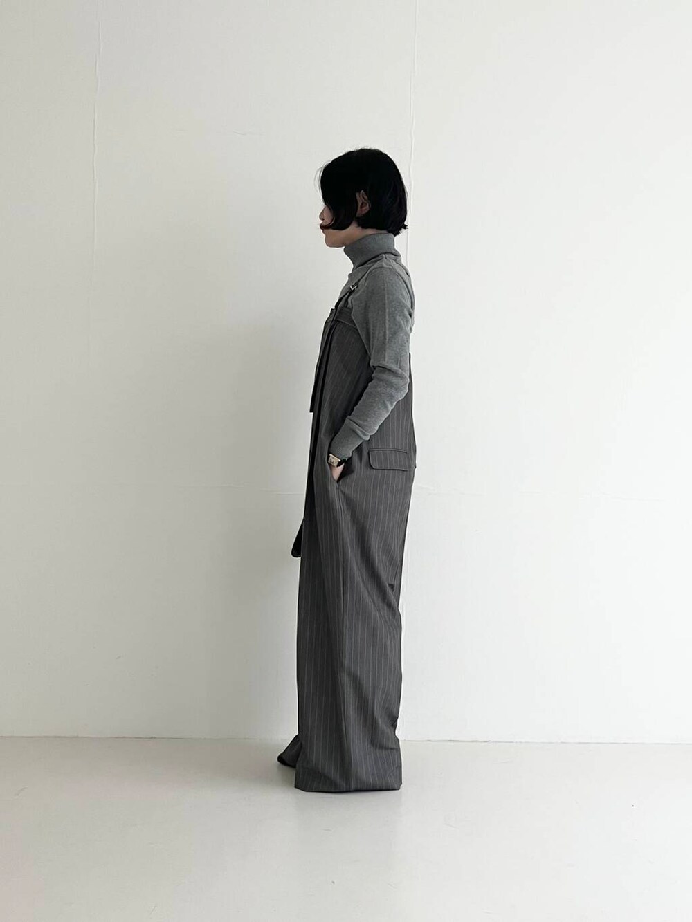 グレー系のサロペット/オーバーオール、ブラック系のハンドバッグを着用したレディースの夏コーディネートの3枚目の写真