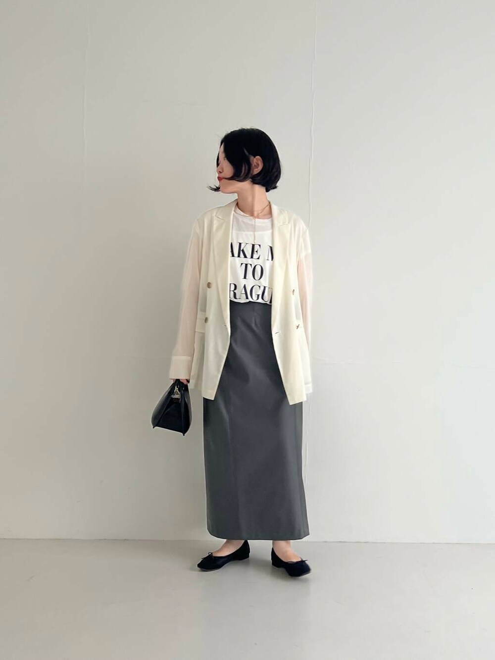 ホワイト系のTシャツ/カットソー、ホワイト系のその他アウター、グレー系のスカートを着用したレディースの夏コーディネートの2枚目の写真