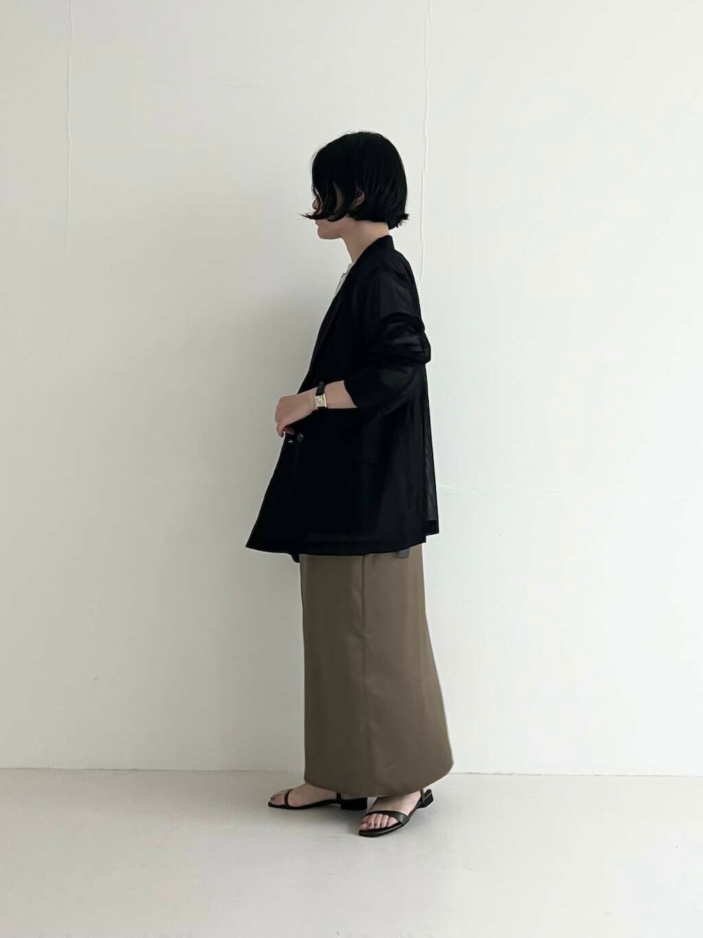 ベージュ系のTシャツ/カットソー、ブラック系のその他アウター、ブラウン系のワンピースを着用したレディースの夏コーディネートの4枚目の写真