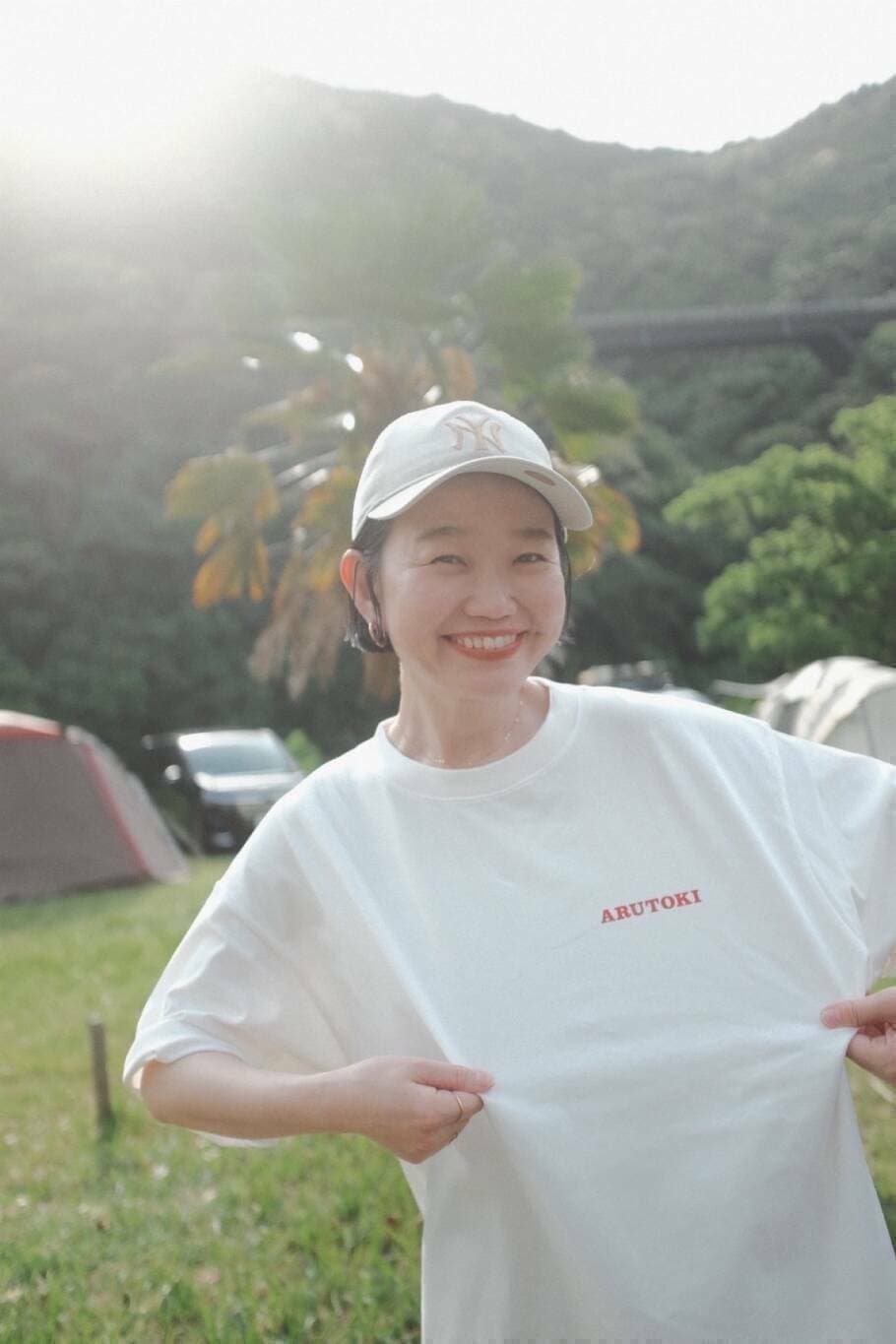 ホワイト系のTシャツ/カットソーを着用したレディースの春コーディネートの2枚目の写真