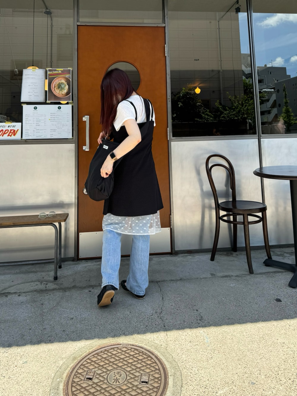 ホワイト系のTシャツ/カットソー、ブラック系のショルダーバッグ、ホワイト系のスカートを着用したレディースの夏コーディネートの2枚目の写真