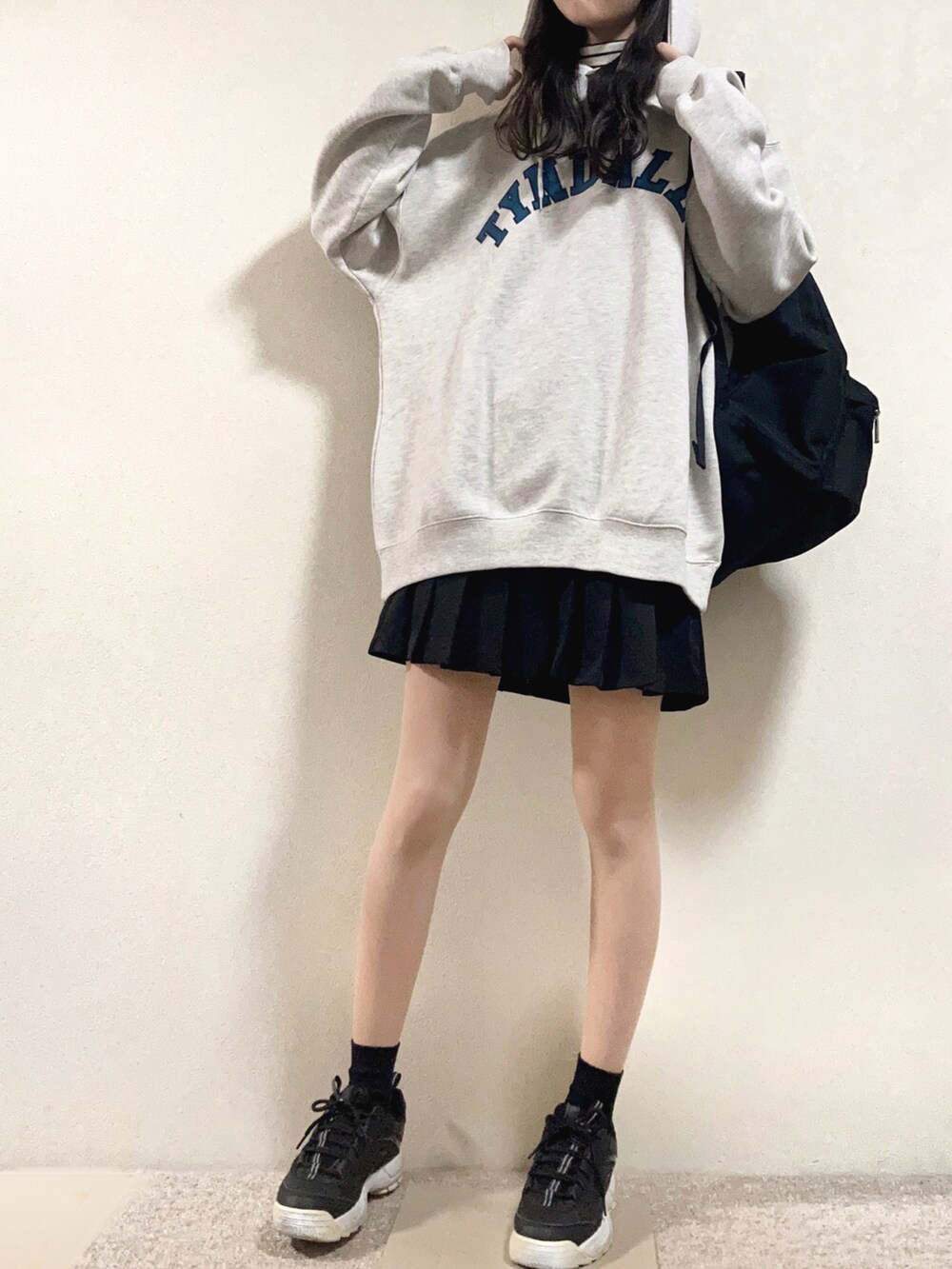 ブラック系のジャケット/アウター、ホワイト系のパーカー、ホワイト系のトップスを着用したレディースの冬コーディネートの2枚目の写真