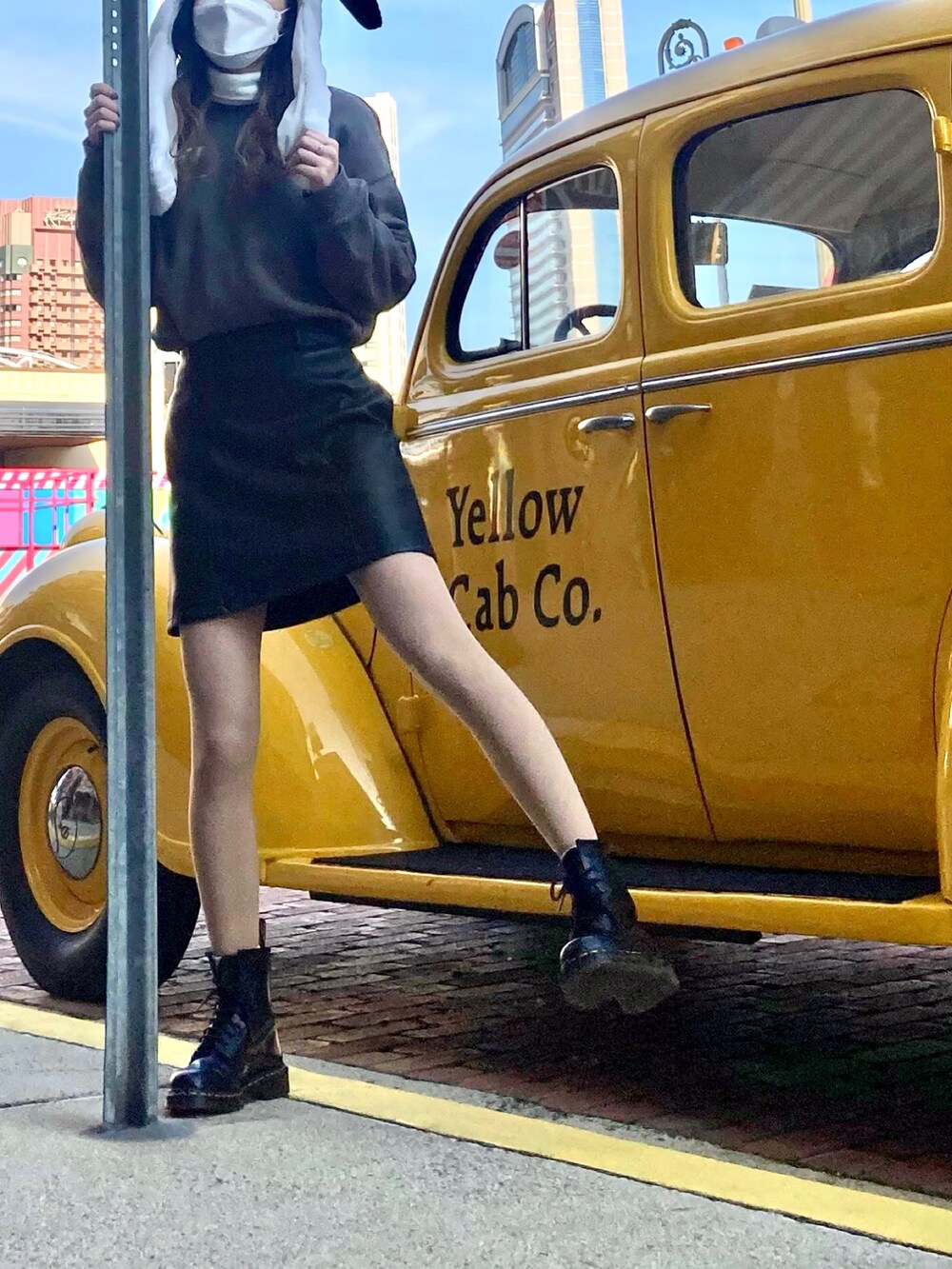 ブラック系のスカート、グレー系のスウェット、ホワイト系のTシャツ/カットソーを着用したレディースの冬コーディネートの2枚目の写真