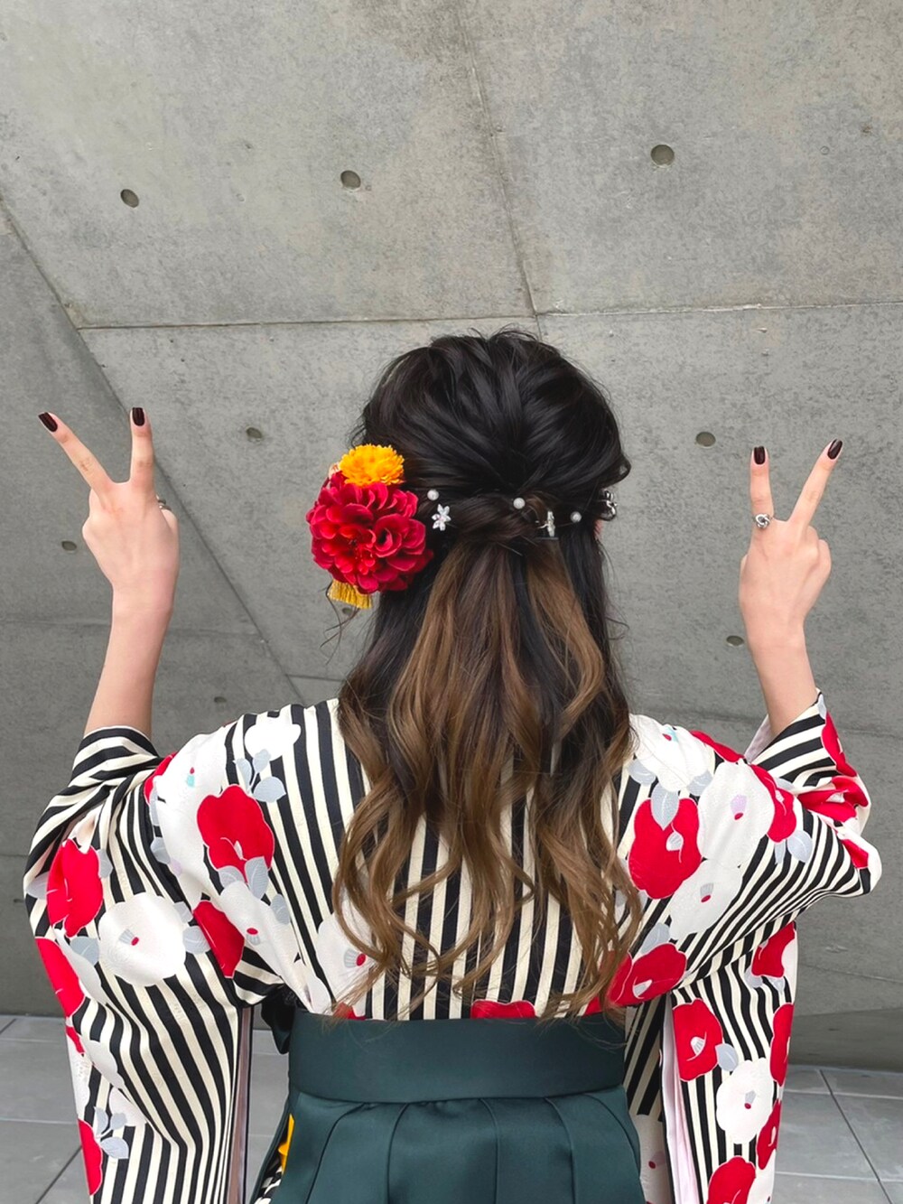 ブラック系のショルダーバッグを着用したレディースの春コーディネートの2枚目の写真