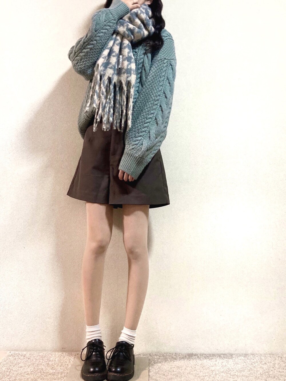 ブルー系のカーディガン/ボレロ、ブラウン系のその他パンツ、ブルー系のストール/ショールを着用したレディースの秋コーディネートの2枚目の写真