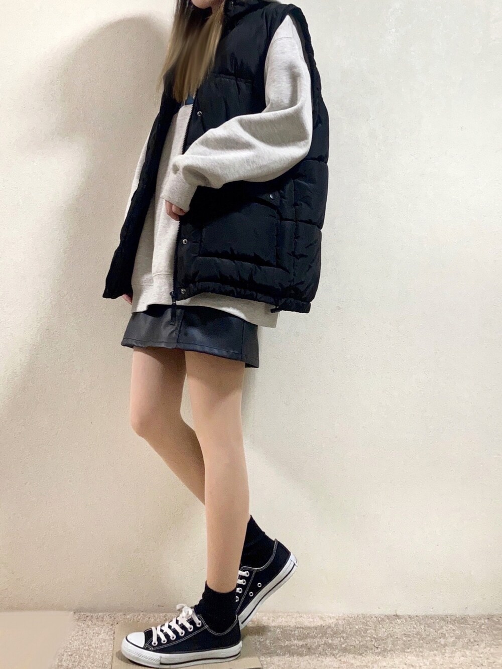 ブラック系のジャケット/アウター、ホワイト系のパーカー、ブラック系のスカートを着用したレディースの冬コーディネートの2枚目の写真