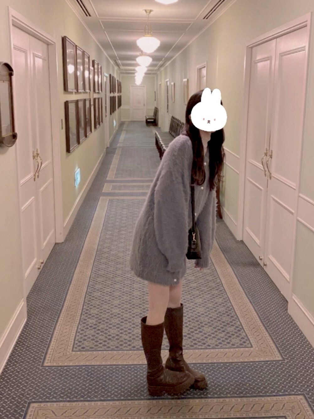 ブルー系のカーディガン/ボレロ、ホワイト系のシャツ/ブラウス、グレー系のパンツを着用したレディースの秋コーディネートの2枚目の写真