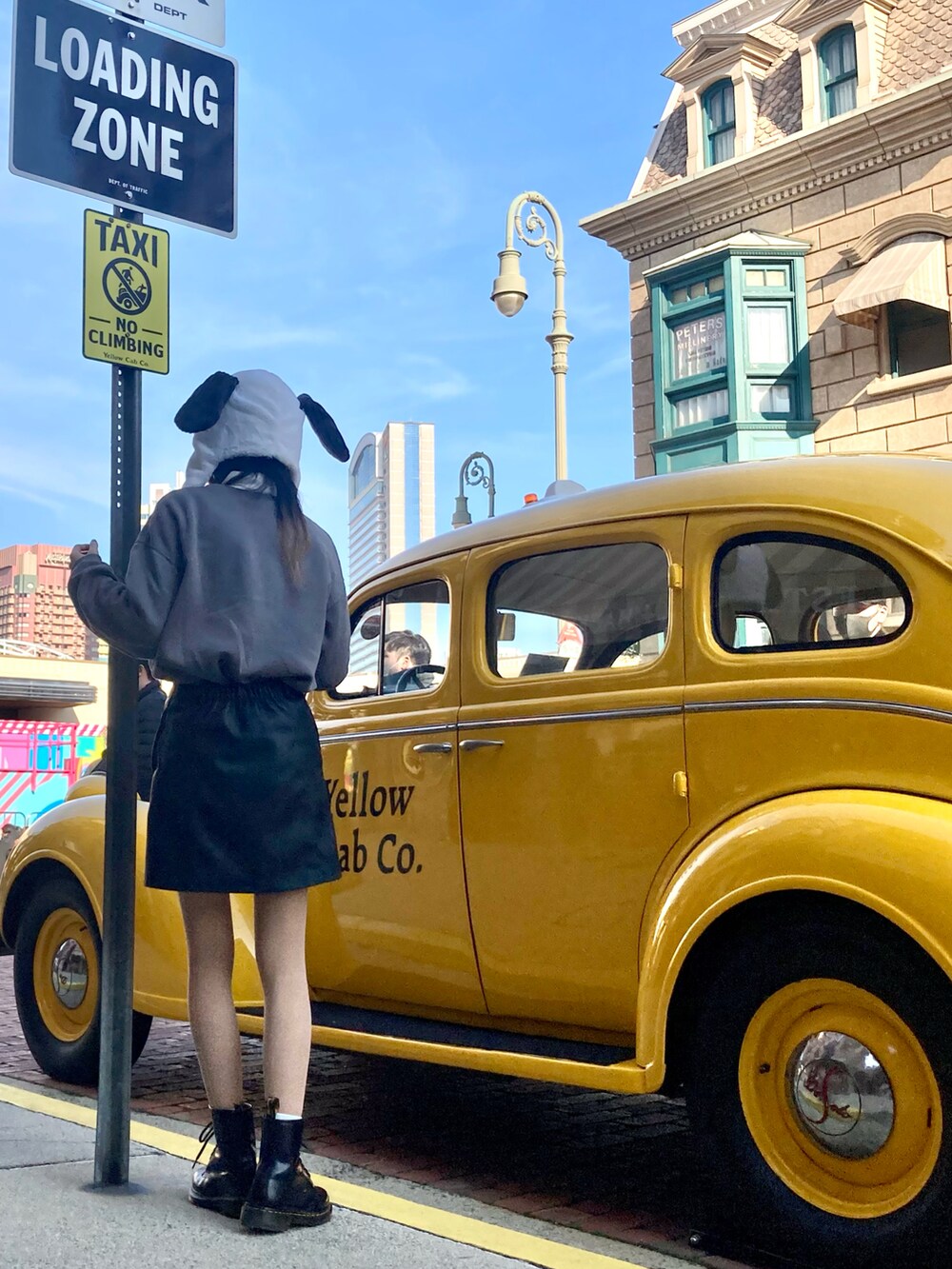 ブラック系のスカート、グレー系のスウェット、ホワイト系のTシャツ/カットソーを着用したレディースの冬コーディネートの3枚目の写真