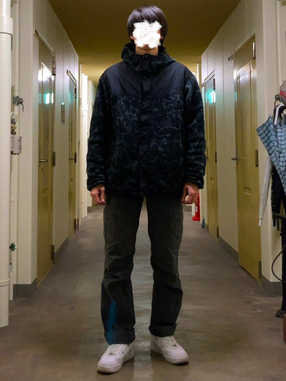 「いいね、save、フォローお願いします🤑、おしゃれさんと繋がりたい、冬コーデ、ストリート、フリース、THE NORTH FACE、ノースフェイス、スウェット、KANGOL、カーゴパンツ、TOMMY HILFIGER、スニーカー、NIKE、エアフォースワン、AF1」｜「TOMMY HILFIGERのアイテム（カーゴパンツ、グレー系）」を使った、KTRさん（メンズ・176cm）の冬コーディネートの2枚目の写真