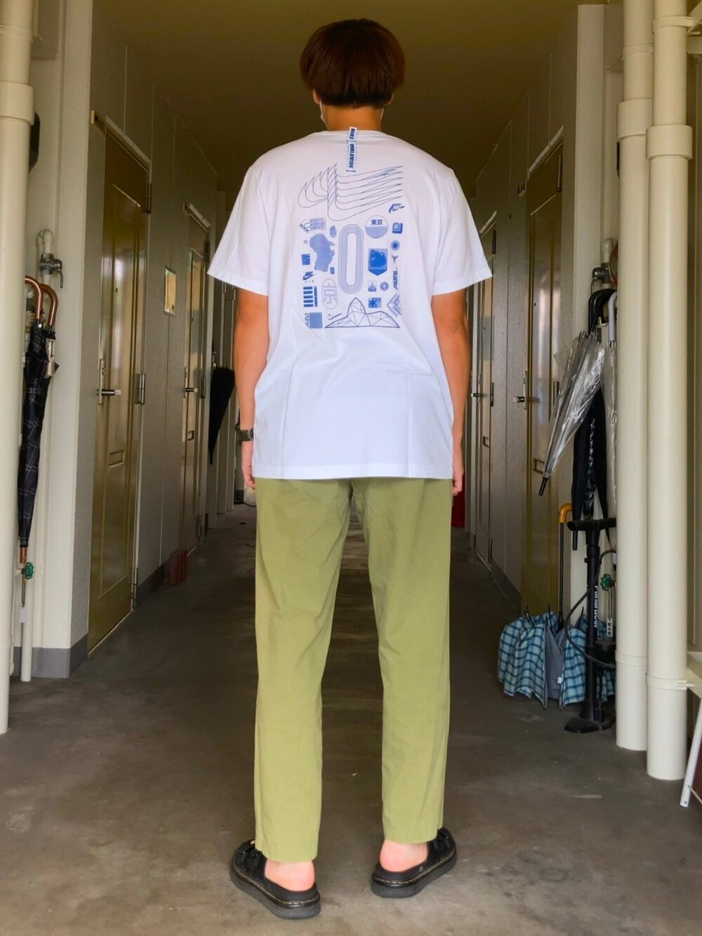 グリーン系のその他パンツ、ブラック系のサンダル、ホワイト系のTシャツ/カットソーを着用したメンズの夏コーディネートの2枚目の写真