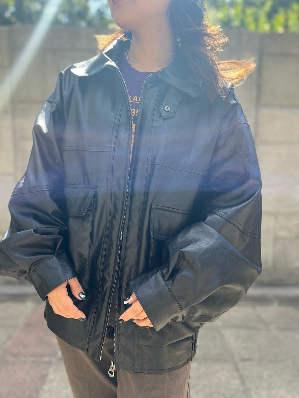 ブラック系のスニーカー、ブラック系のその他アウター、ブラック系のニットキャップ/ビーニーを着用したレディースの秋コーディネートの2枚目の写真