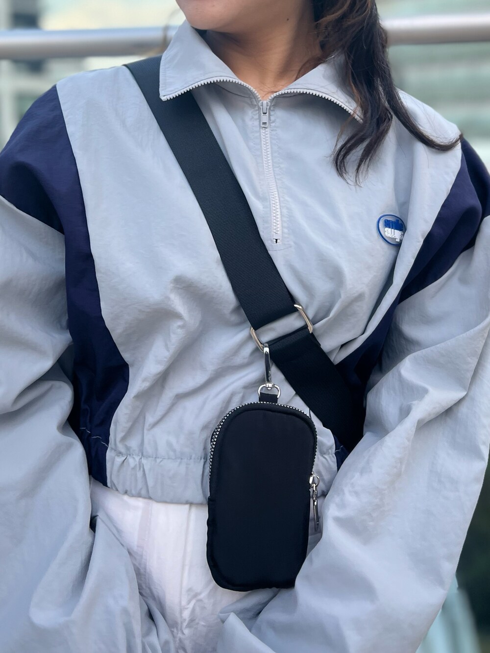 ブラック系のブーツ、ホワイト系のスカート、グレー系のその他トップスを着用したレディースの冬コーディネートの2枚目の写真