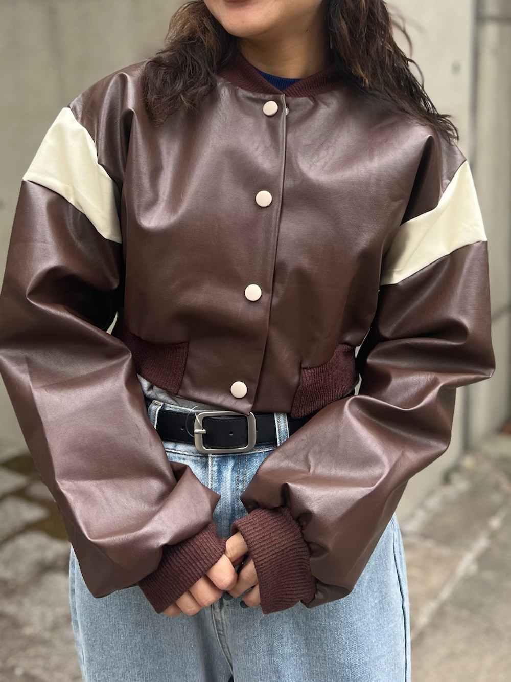 ブラック系のブーツ、ブルー系のデニムパンツ、ブラウン系のジャケット/アウターを着用したレディースの冬コーディネートの2枚目の写真