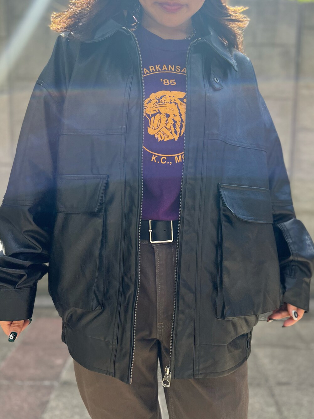 ブラック系のスニーカー、ブラック系のその他アウター、ブラック系のニットキャップ/ビーニーを着用したレディースの秋コーディネートの3枚目の写真