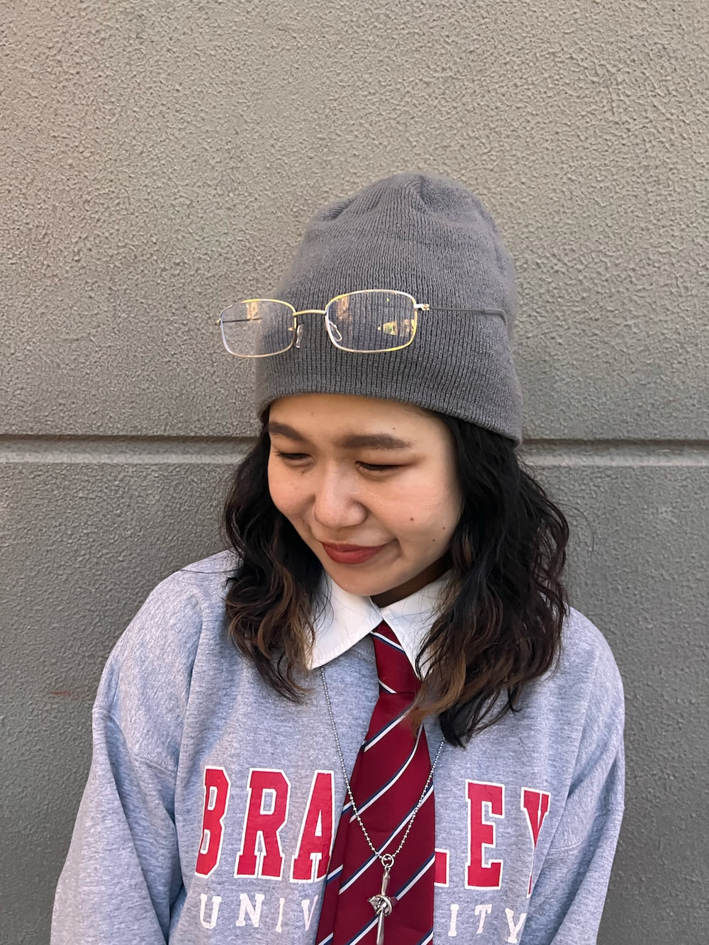 ブラック系のショルダーバッグ、グレー系のスラックス、グレー系のスウェットを着用したレディースの春コーディネートの3枚目の写真