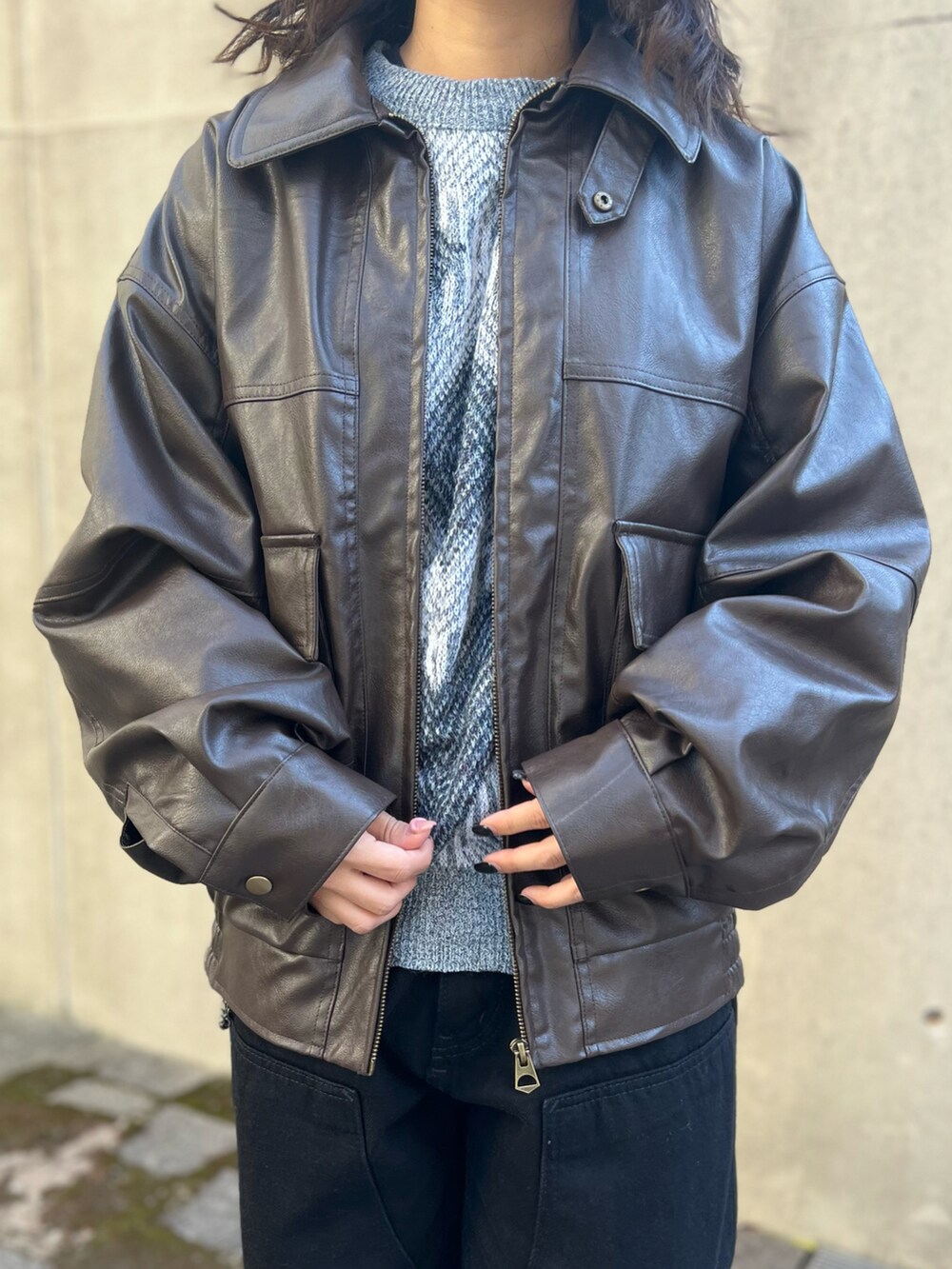 ブラウン系のその他アウター、ブラック系のメガネを着用したレディースの秋コーディネートの2枚目の写真