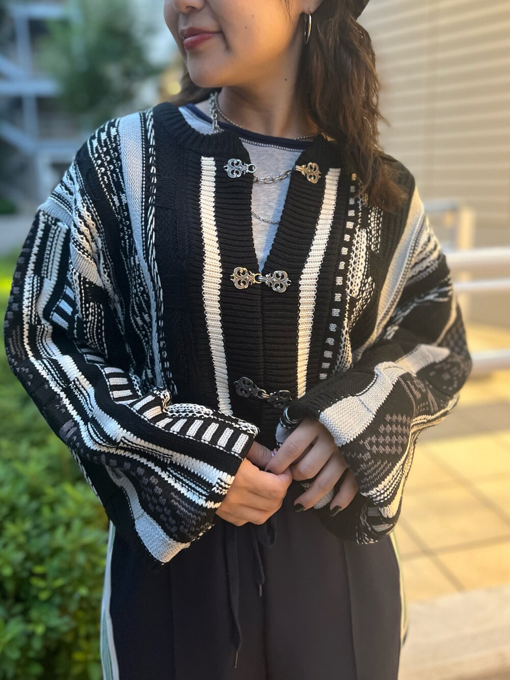 ブラック系のブーツ、ブルー系のその他パンツ、ブラック系のカーディガン/ボレロを着用したレディースの秋コーディネートの2枚目の写真