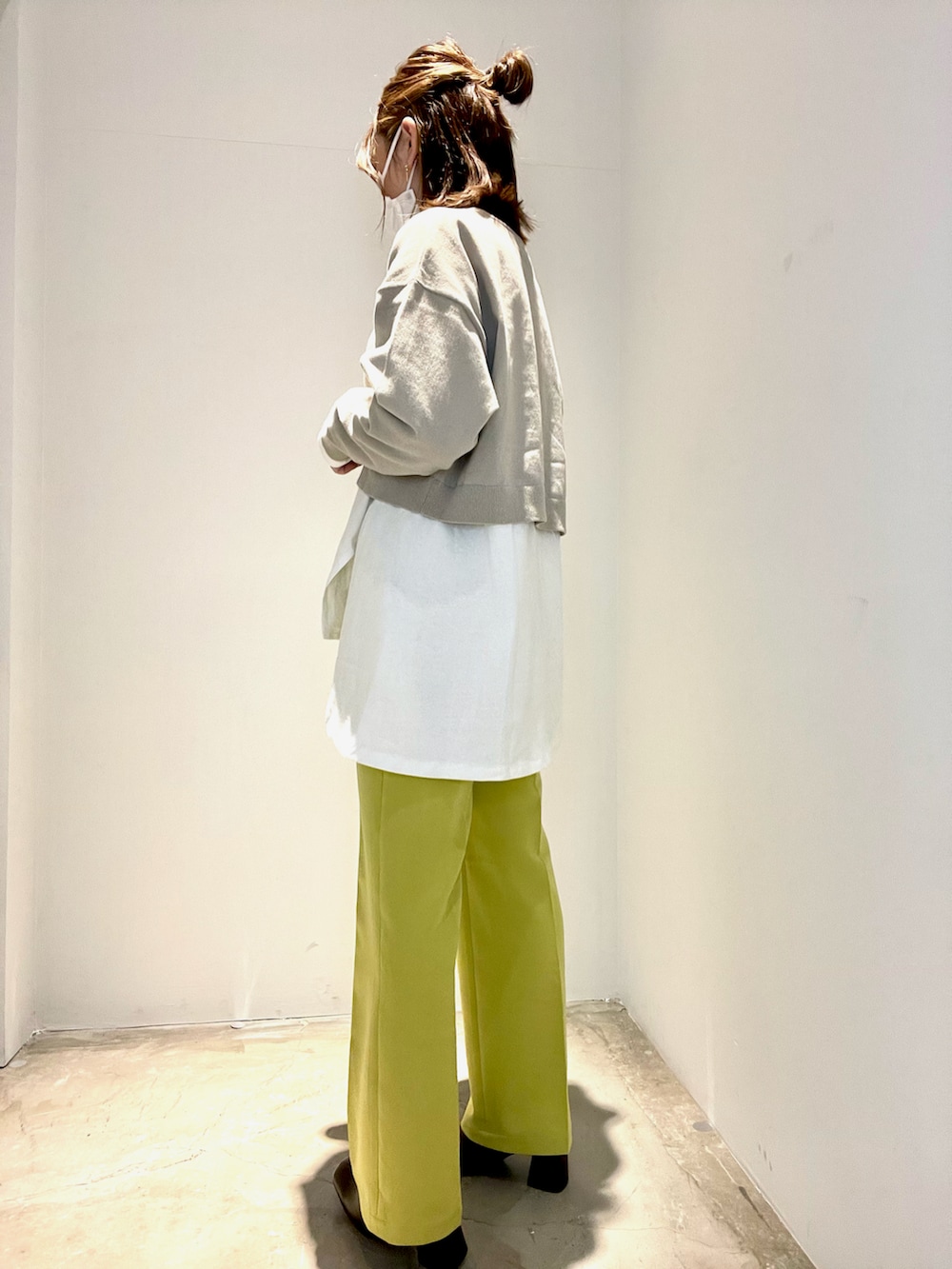 ベージュ系のTシャツ/カットソー、イエロー系のその他パンツ、ブラウン系のブーツを着用したレディースの冬コーディネートの3枚目の写真