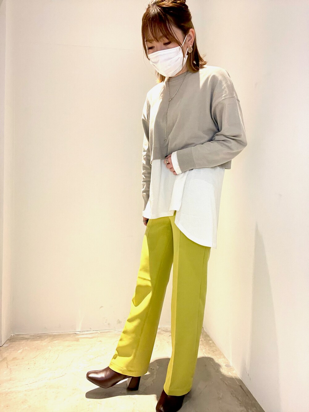 ベージュ系のTシャツ/カットソー、イエロー系のその他パンツ、ブラウン系のブーツを着用したレディースの冬コーディネートの4枚目の写真