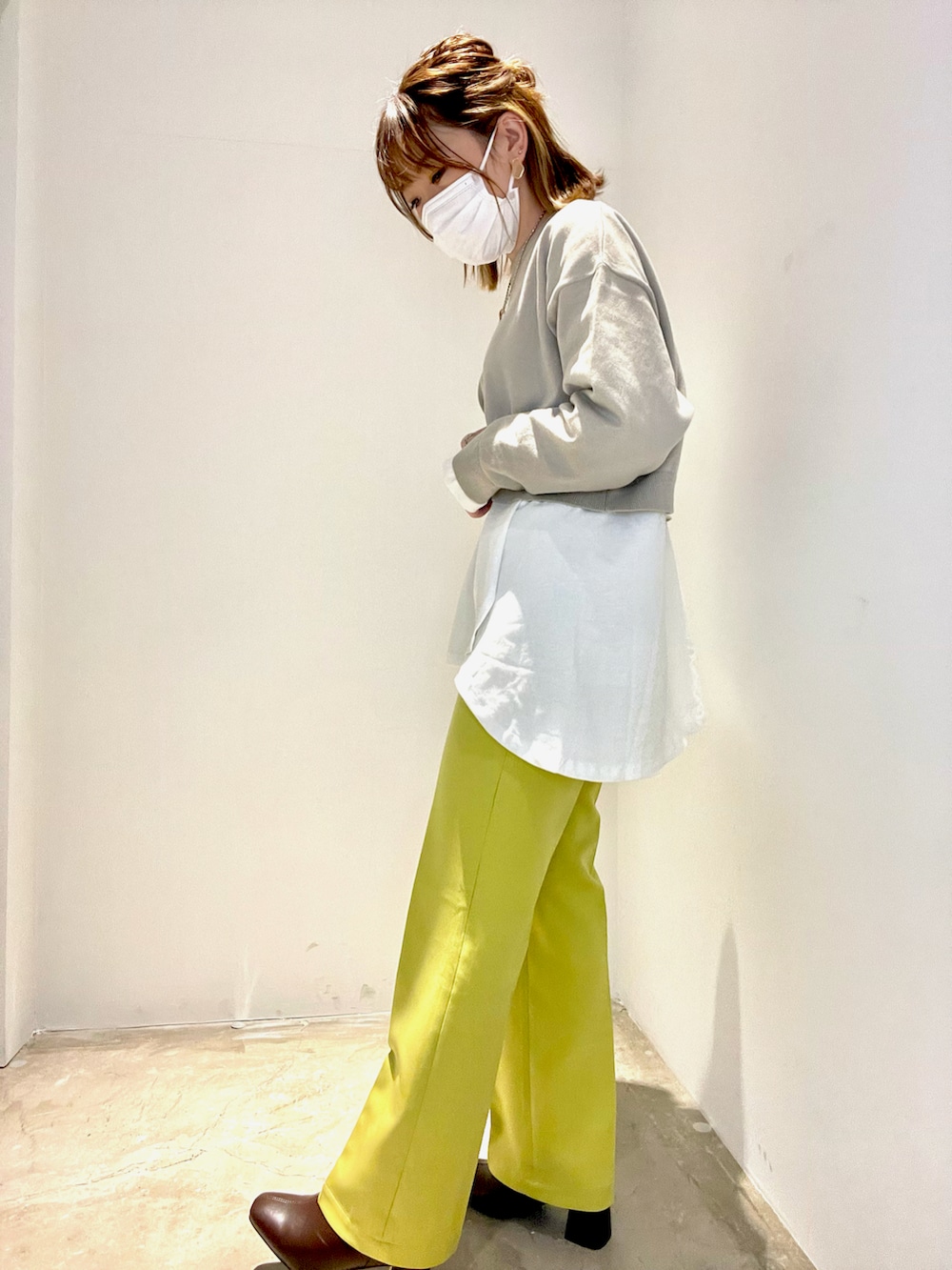 ベージュ系のTシャツ/カットソー、イエロー系のその他パンツ、ブラウン系のブーツを着用したレディースの冬コーディネートの2枚目の写真