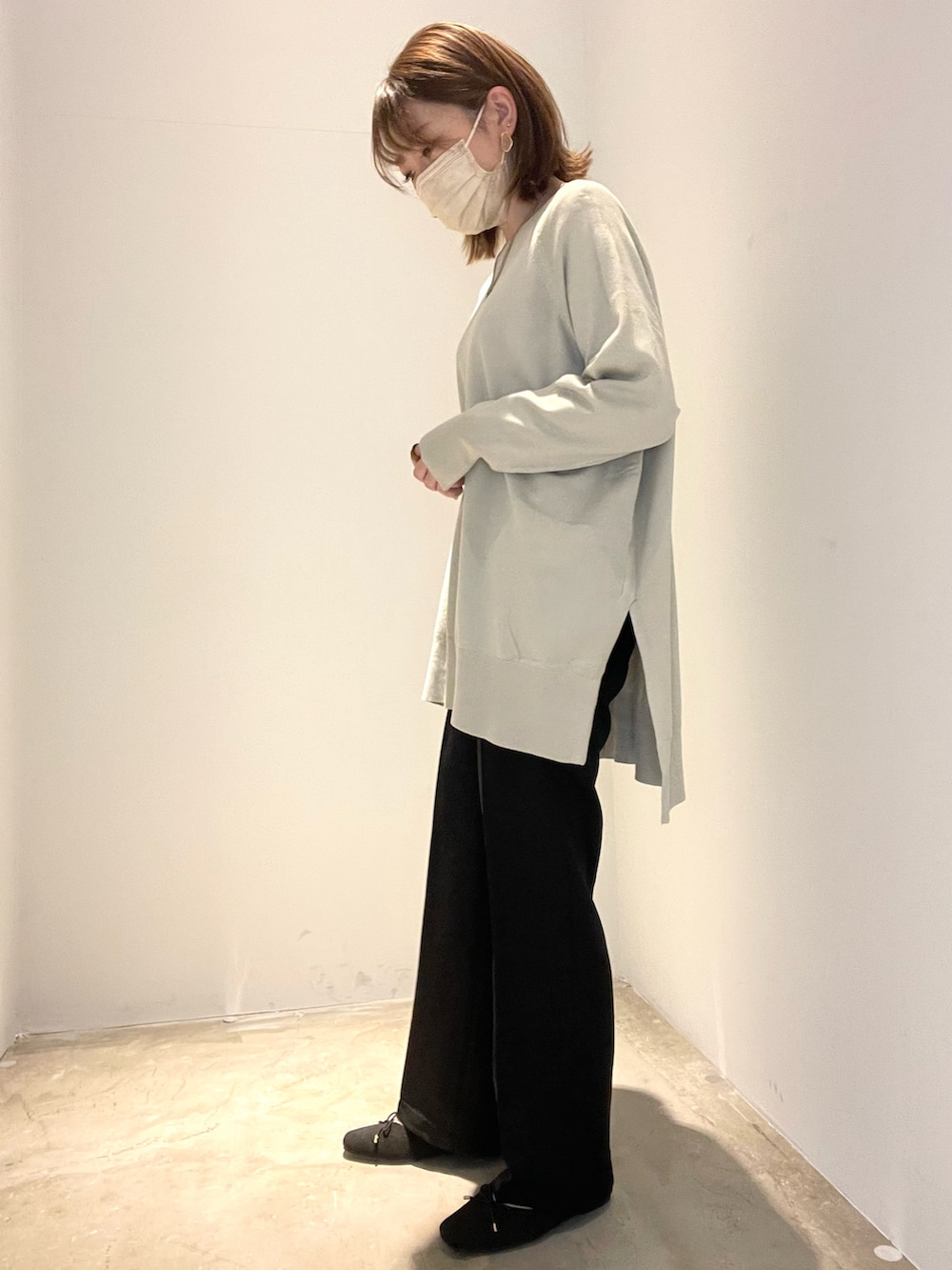 グレー系のニット/セーター、ブラック系のその他パンツ、ブラック系のパンプスを着用したレディースの冬コーディネートの2枚目の写真