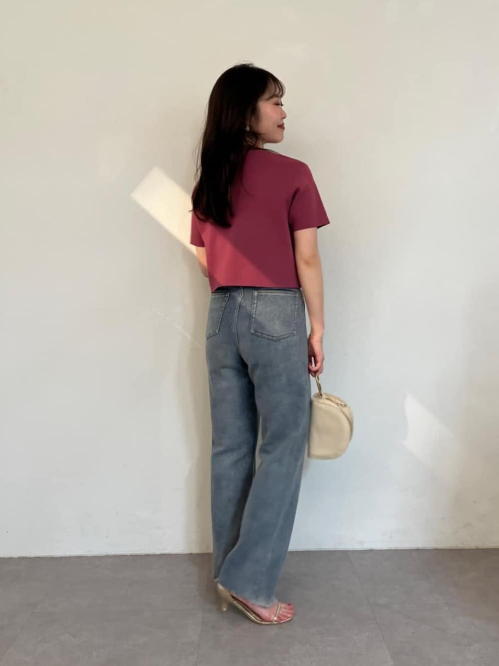 ピンク系のカーディガン/ボレロを着用したレディースの夏コーディネートの3枚目の写真