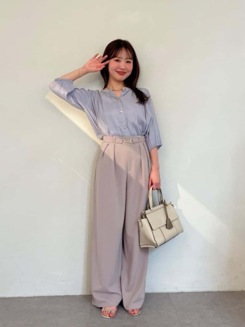 ベージュ系のその他パンツ、ブルー系のシャツ/ブラウスを着用したレディースの夏コーディネートの2枚目の写真