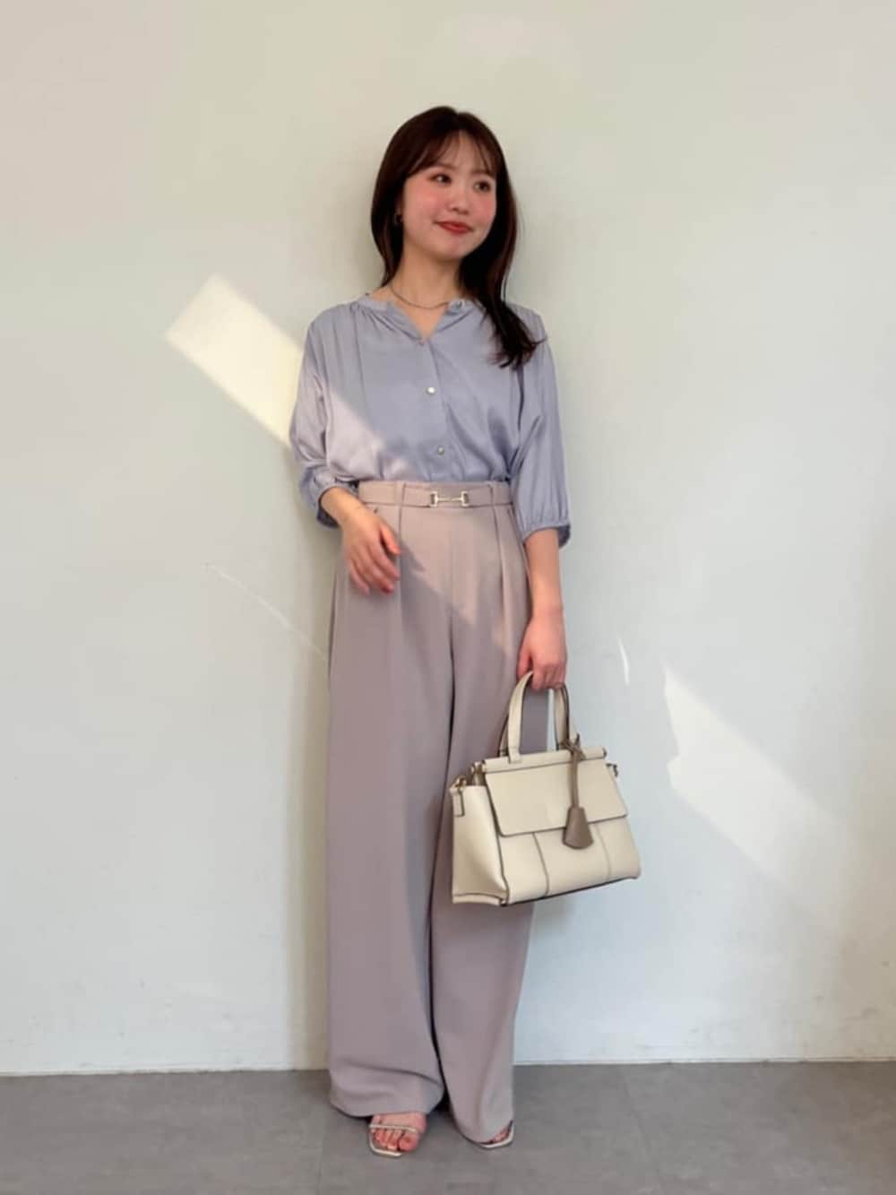 ベージュ系のその他パンツ、ブルー系のシャツ/ブラウスを着用したレディースの夏コーディネートの3枚目の写真