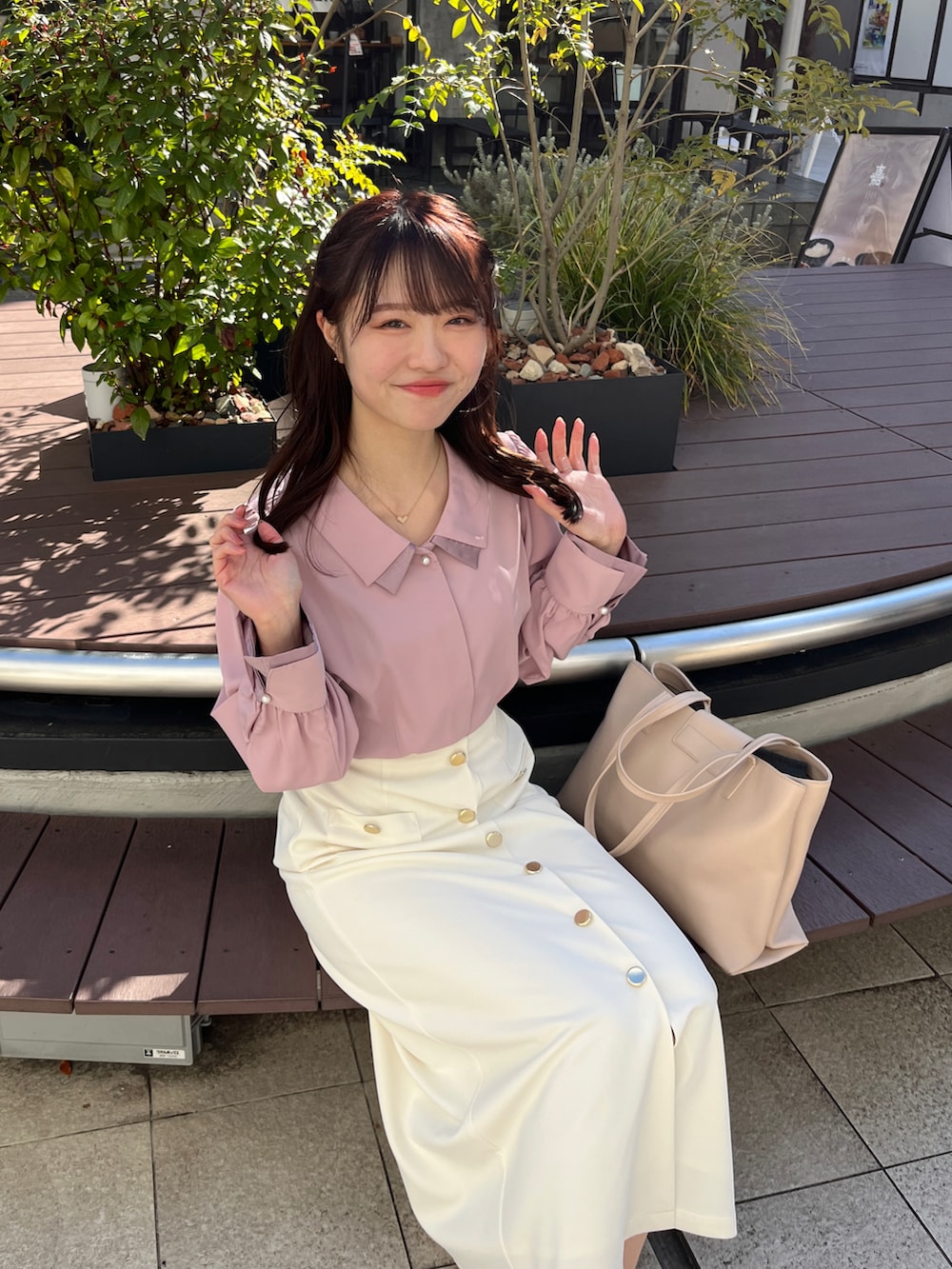 ピンク系のシャツ/ブラウスを着用したレディースの冬コーディネートの3枚目の写真