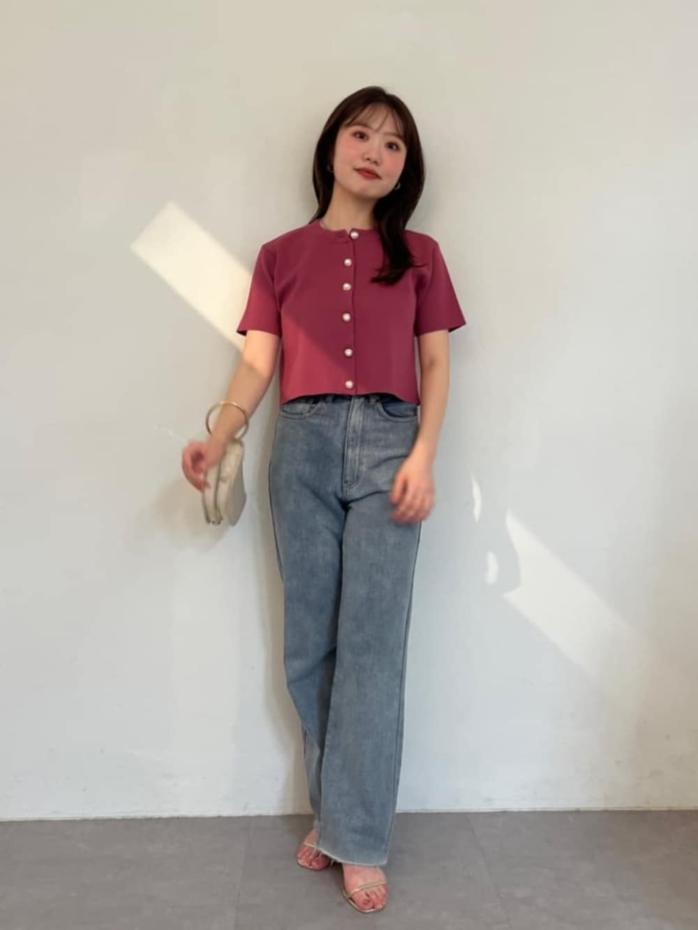 ピンク系のカーディガン/ボレロを着用したレディースの夏コーディネートの2枚目の写真