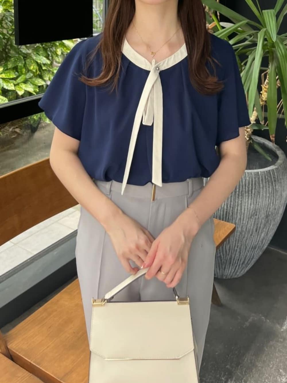 ブルー系のシャツ/ブラウス、グレー系のその他パンツを着用したレディースの夏コーディネートの3枚目の写真