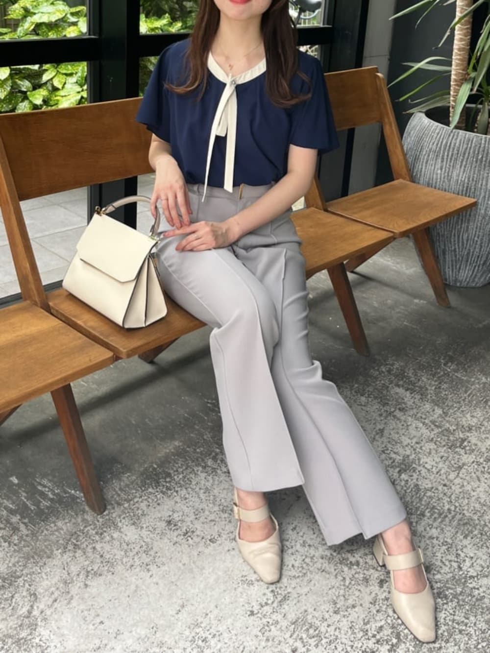 ブルー系のシャツ/ブラウス、グレー系のその他パンツを着用したレディースの夏コーディネートの4枚目の写真