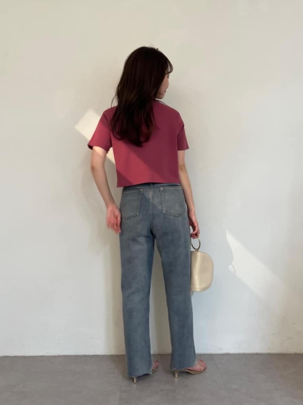 ピンク系のカーディガン/ボレロを着用したレディースの夏コーディネートの4枚目の写真