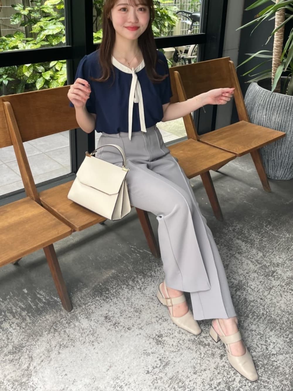 ブルー系のシャツ/ブラウス、グレー系のその他パンツを着用したレディースの夏コーディネートの2枚目の写真