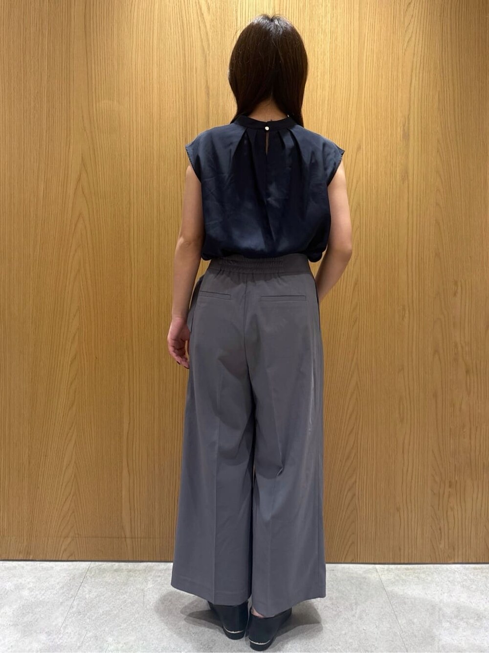 ブルー系のシャツ/ブラウス、グレー系のその他パンツ、ブラック系のその他シューズを着用したレディースの夏コーディネートの3枚目の写真