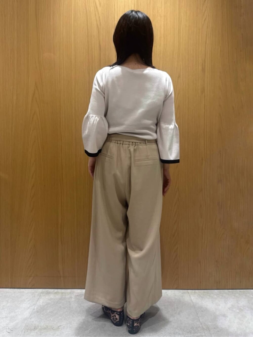 グレー系のニット/セーター、ベージュ系のその他パンツ、ブラウン系のその他シューズを着用したレディースの秋コーディネートの3枚目の写真