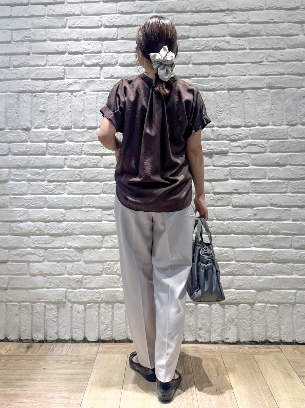 ブラウン系のシャツ/ブラウス、ベージュ系のその他パンツ、グレー系のトートバッグを着用したレディースの夏コーディネートの3枚目の写真