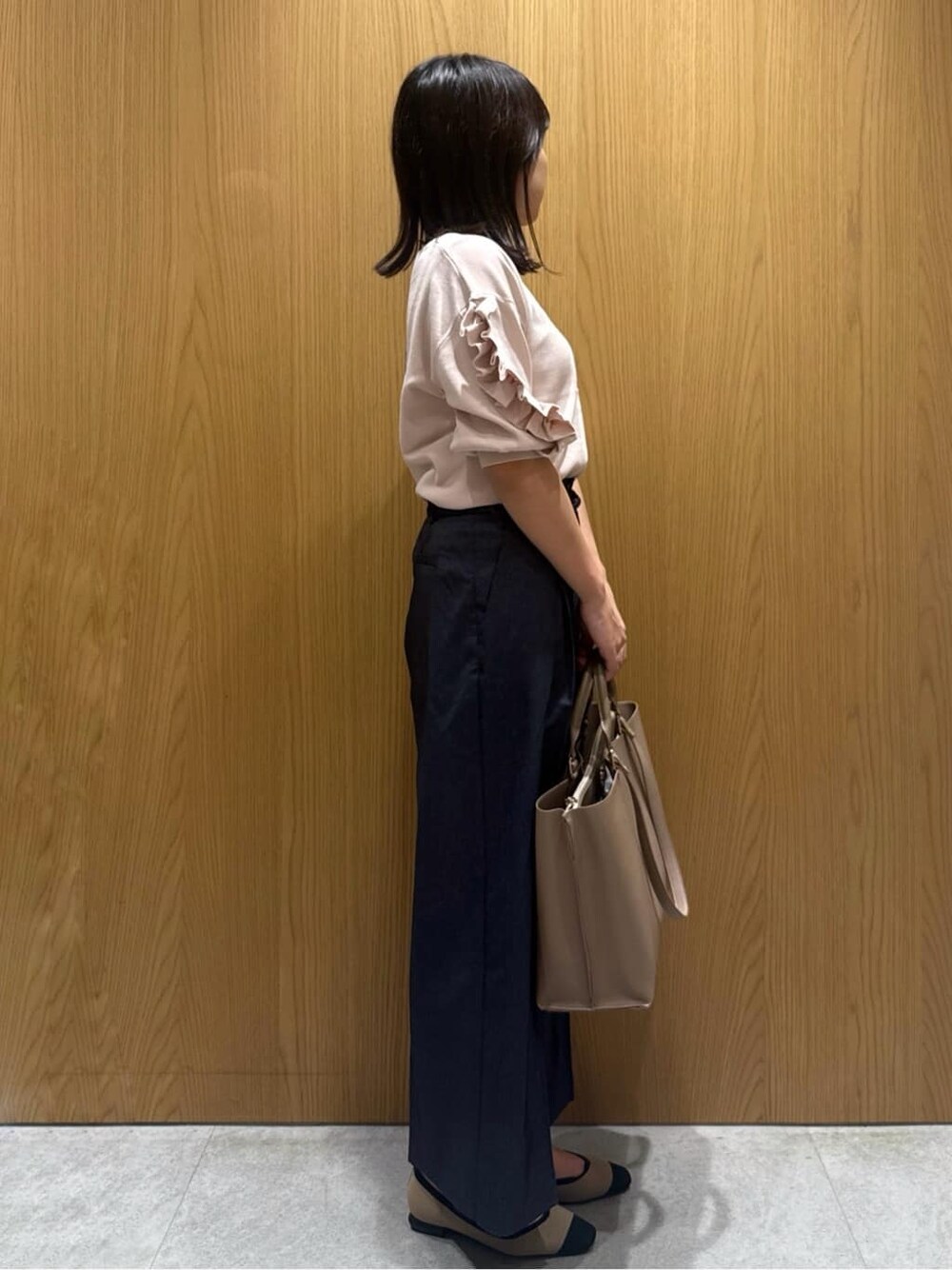 ピンク系のニット/セーター、ブルー系のその他パンツ、ベージュ系のトートバッグを着用したレディースの秋コーディネートの3枚目の写真