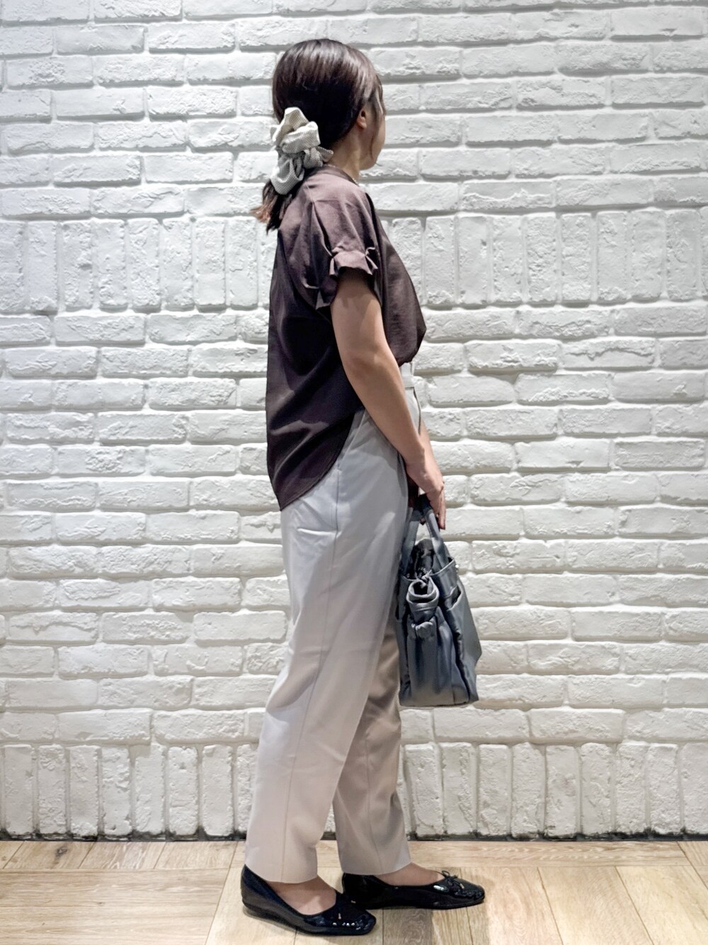 ブラウン系のシャツ/ブラウス、ベージュ系のその他パンツ、グレー系のトートバッグを着用したレディースの夏コーディネートの2枚目の写真