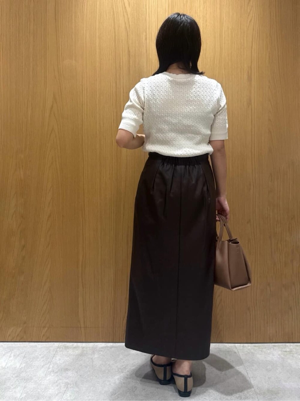 ホワイト系のニット/セーター、ブラウン系のスカート、ブラウン系のショルダーバッグを着用したレディースの秋コーディネートの3枚目の写真