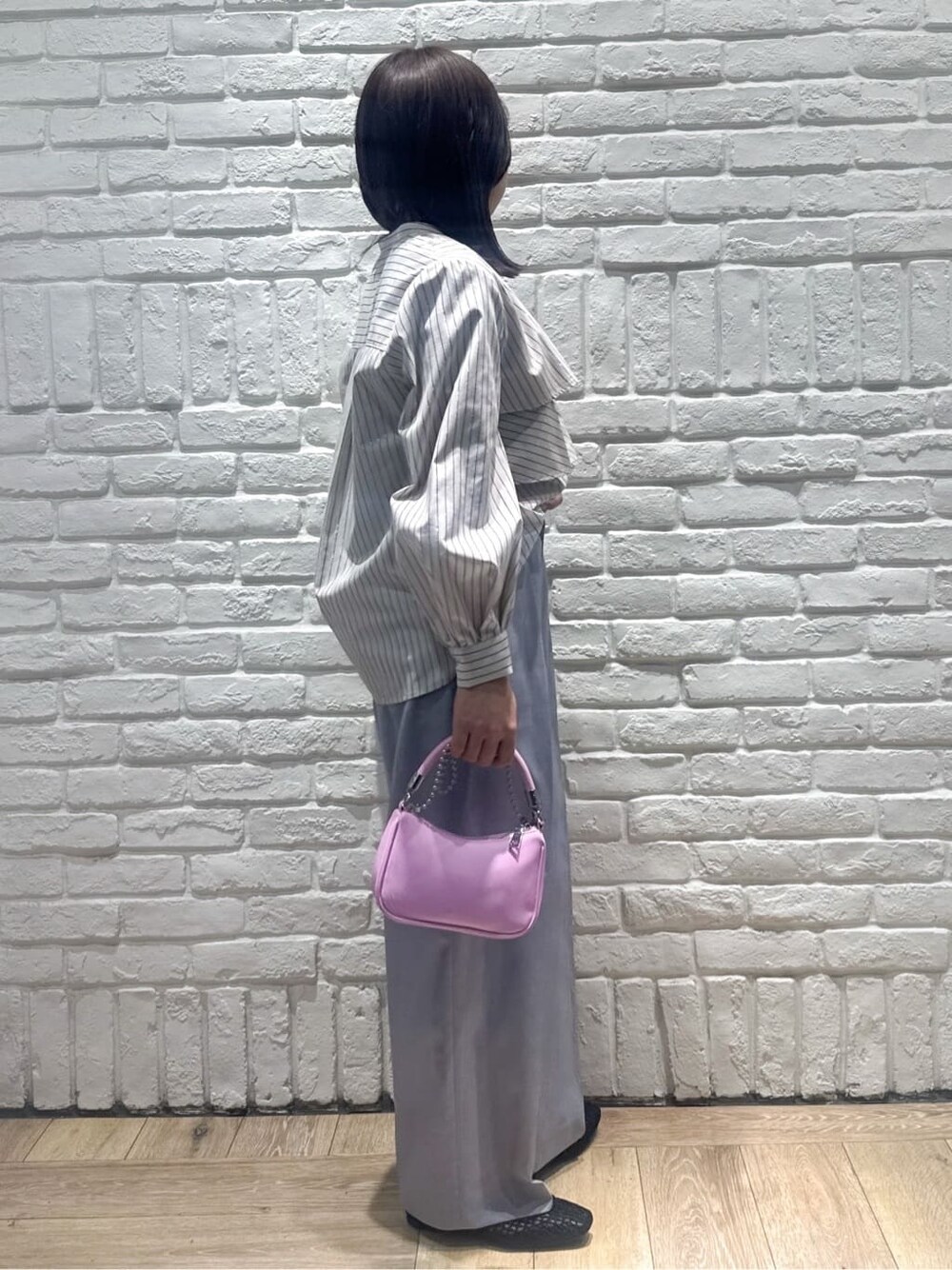 ベージュ系のシャツ/ブラウス、グレー系のその他パンツ、ピンク系のショルダーバッグを着用したレディースの春コーディネートの3枚目の写真