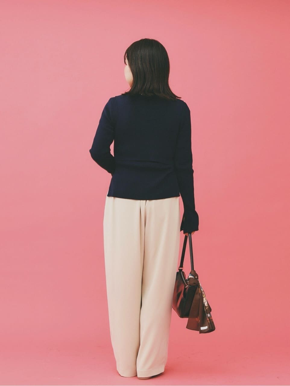ベージュ系のその他パンツ、ブラック系のショルダーバッグ、ベージュ系のパンプスを着用したレディースの冬コーディネートの4枚目の写真