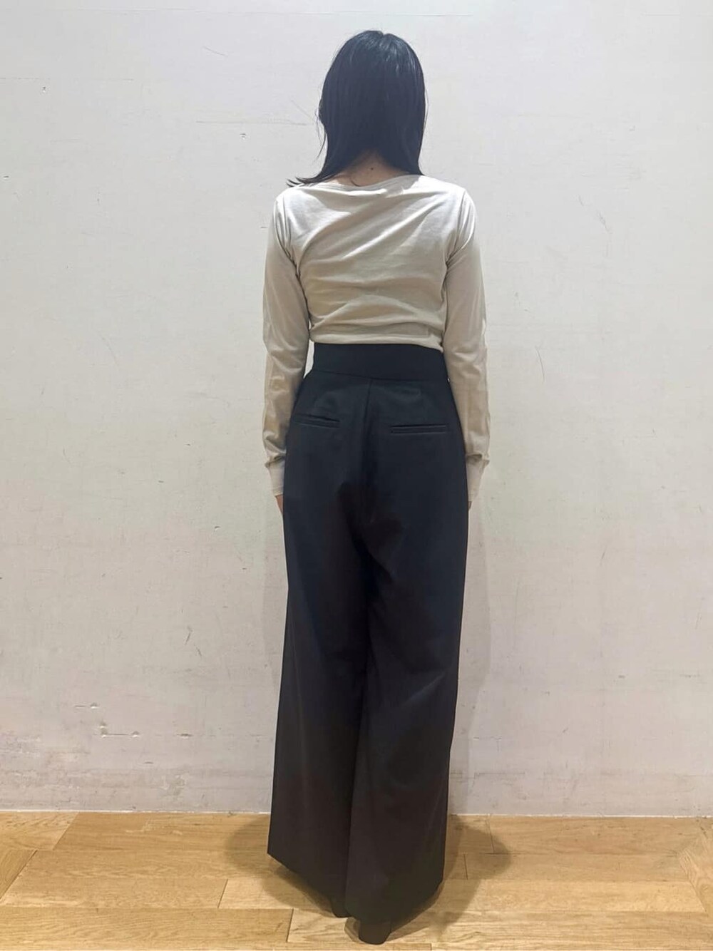 ベージュ系のTシャツ/カットソー、ブラック系のその他パンツ、ブラウン系のブーツを着用したレディースの秋コーディネートの3枚目の写真