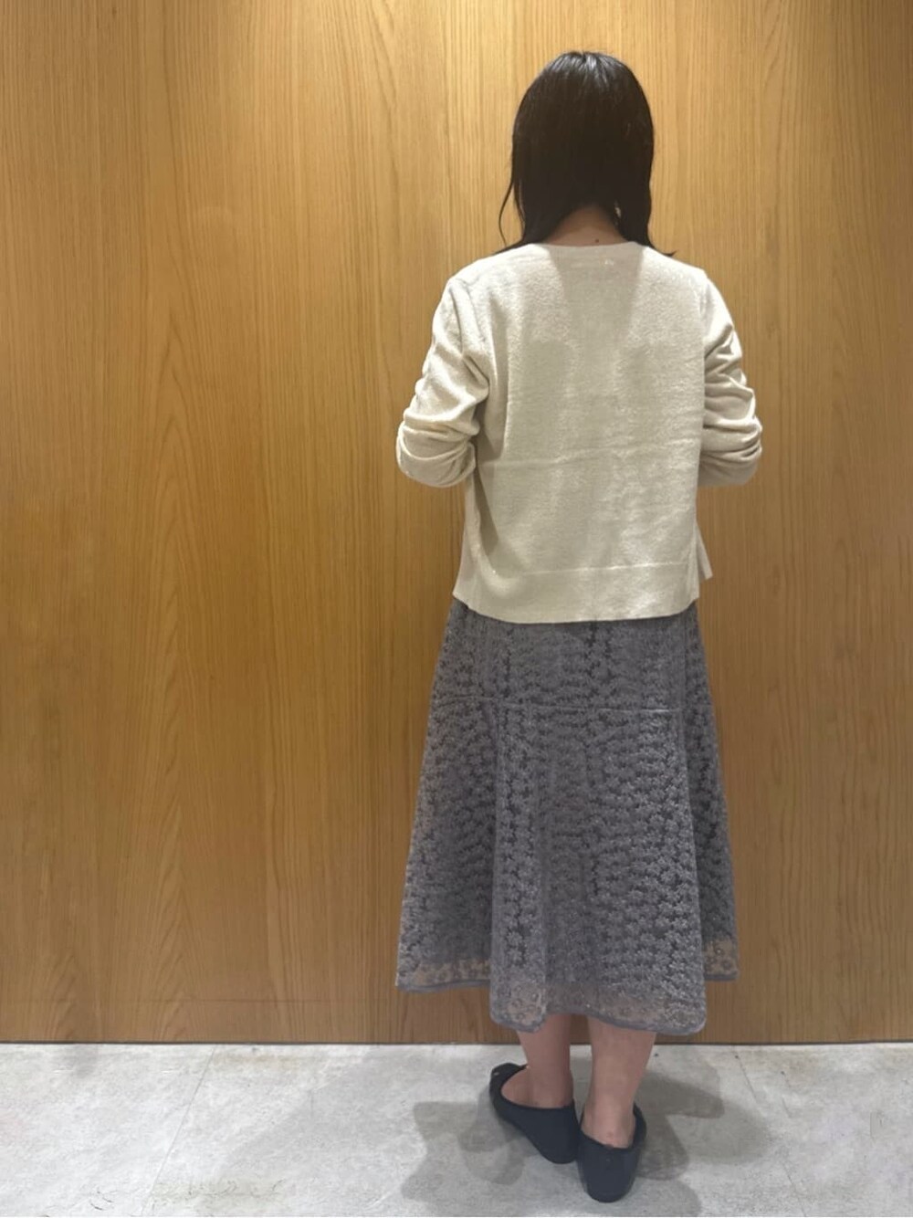 ホワイト系のカーディガン/ボレロ、ホワイト系のニット/セーター、グレー系のスカートを着用したレディースの秋コーディネートの3枚目の写真