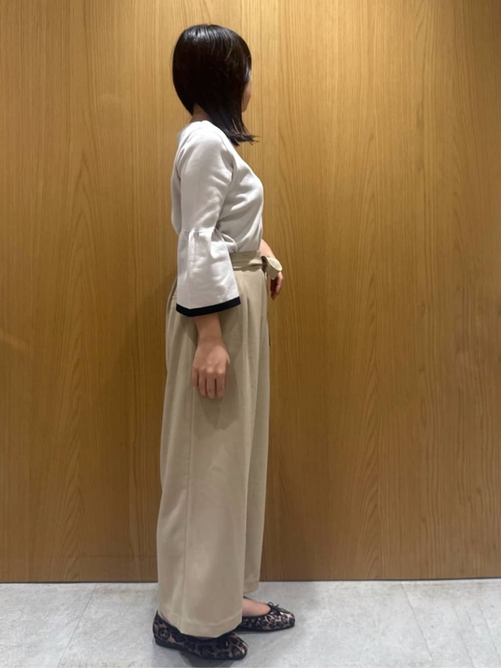 グレー系のニット/セーター、ベージュ系のその他パンツ、ブラウン系のその他シューズを着用したレディースの秋コーディネートの2枚目の写真