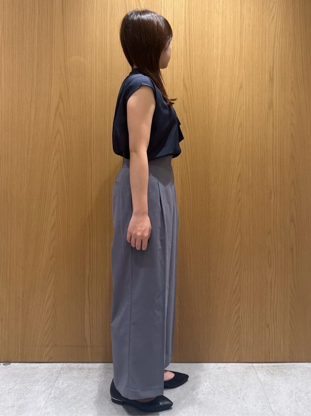 ブルー系のシャツ/ブラウス、グレー系のその他パンツ、ブラック系のその他シューズを着用したレディースの夏コーディネートの2枚目の写真