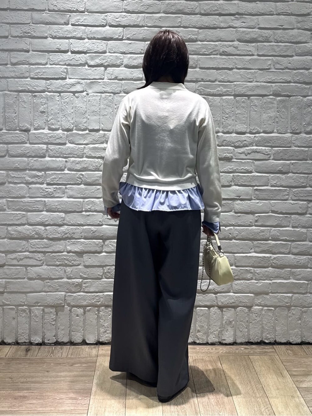 ホワイト系のカーディガン/ボレロ、グレー系のその他パンツ、イエロー系のショルダーバッグを着用したレディースの春コーディネートの3枚目の写真
