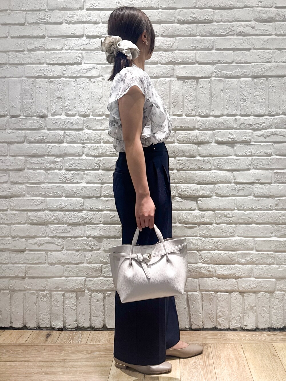 ホワイト系のシャツ/ブラウス、ブルー系のその他パンツ、グレー系のトートバッグを着用したレディースの夏コーディネートの2枚目の写真
