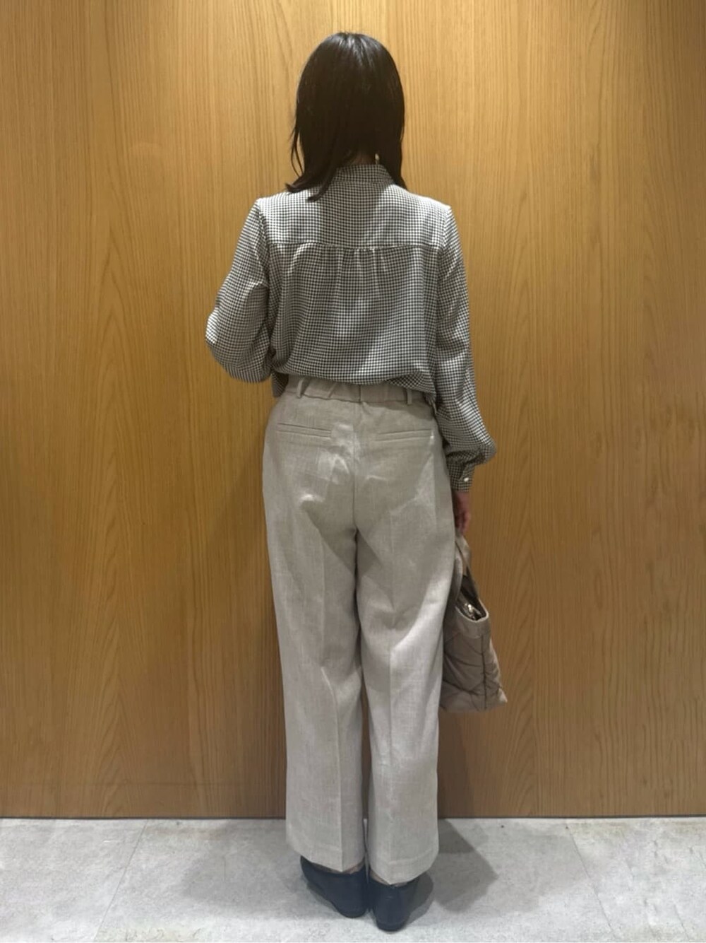 ブラック系のシャツ/ブラウス、グレー系のその他パンツ、ブラウン系のトートバッグを着用したレディースの秋コーディネートの3枚目の写真