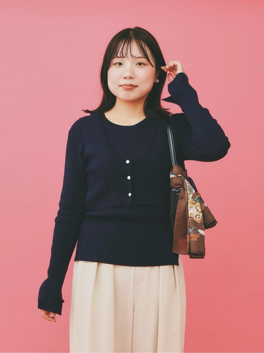 ベージュ系のその他パンツ、ブラック系のショルダーバッグ、ベージュ系のパンプスを着用したレディースの冬コーディネートの6枚目の写真